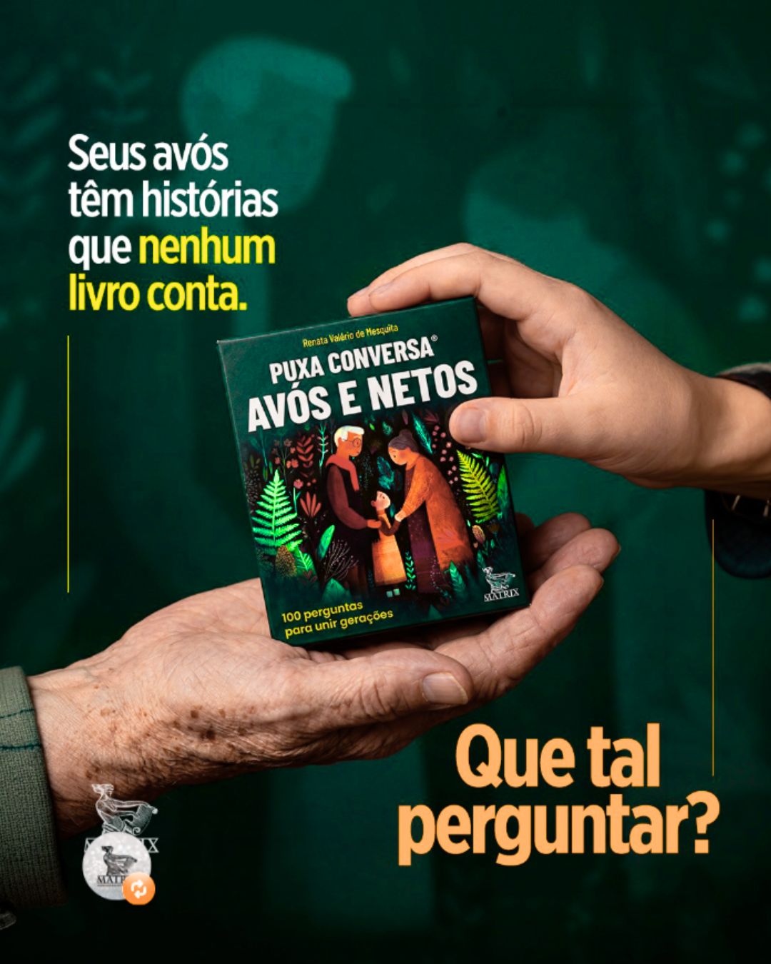 Avô entregando a caixinha Puxa Conversa – Avós e Netos para o neto